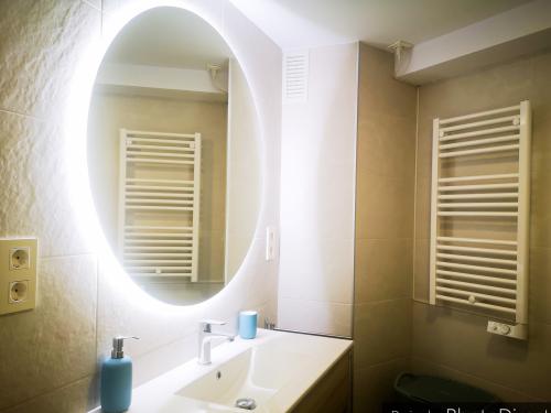 baño completo con ducha, cuenta con calienta toallas y espejo de grandes dimensiones y luminoso