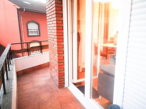 balcón que rodea todo el apartamento