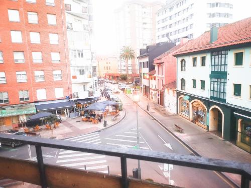 vistas a la calle, donde también se puede ver la zona de aparcamiento de zona azul en la calle